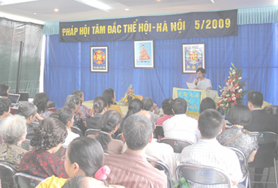 Một đệ tử Đại Pháp đang đọc bài chia sẻ kinh nghiệm Một đệ tử Đại Pháp đang đọc bài chia sẻ kinh nghiệm