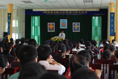 vietnam-fahui-2010-03-ss Một đệ tử đang phát biểu bài chia sẻ của mình